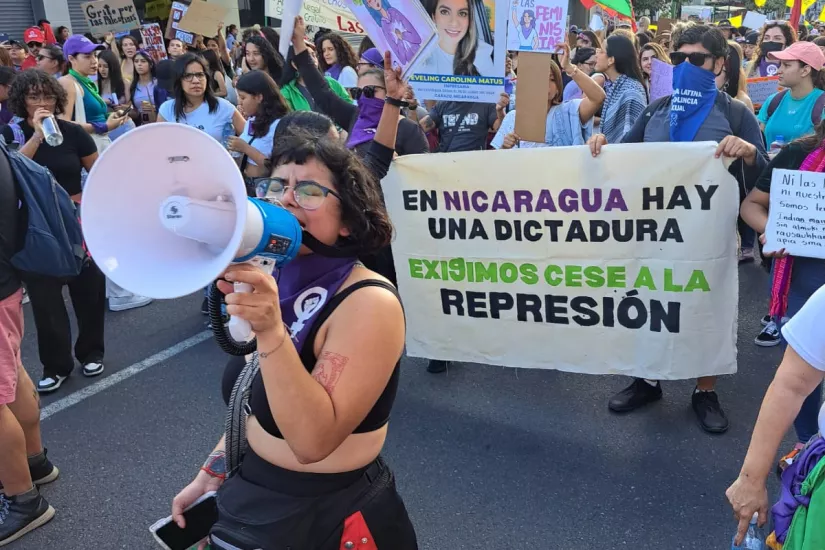 Feministas nicaraguenses marchan en San José cantando consignas y portando carteles contra la represión en Nicaragua. 