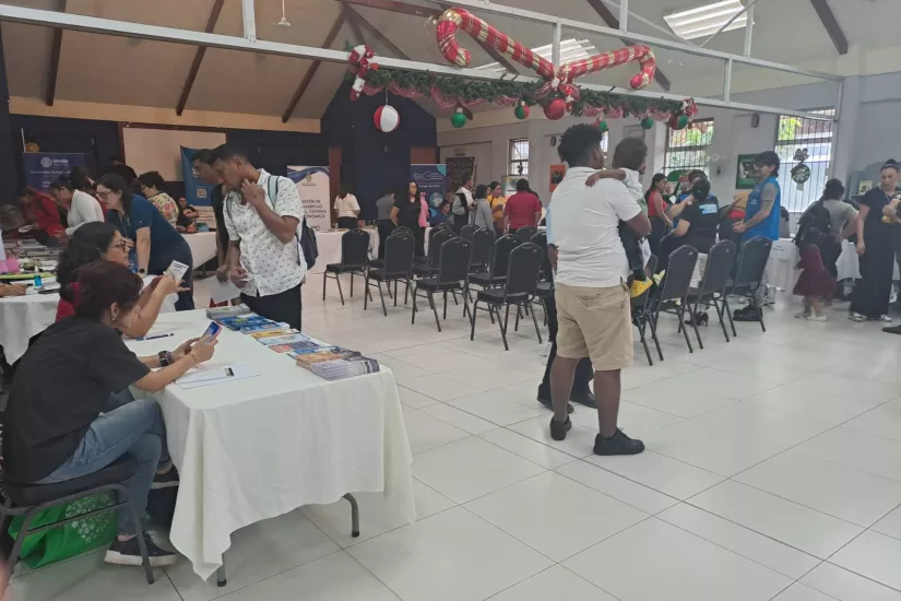 Puestos informativos y personas asistentes a la Feria 