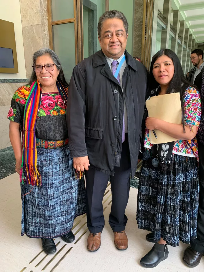 Sandra con Balakrishnan Rajagopal, relator de la ONU, sobre el derecho a una vivienda adecuada