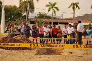 Families of the AFADEM observe excavations in Atoyac